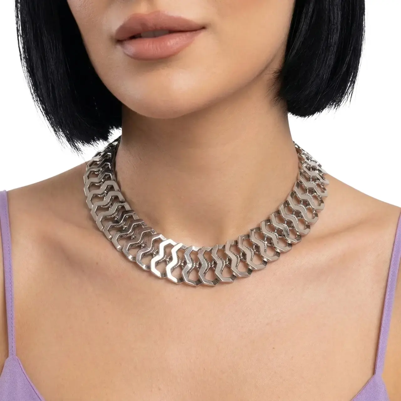 Esnek tasarım çok katmanlı choker kolye gümüş renginin beyaz arka planda manken üzerinde yakın çekimi.