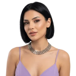 Esnek tasarım çok katmanlı choker kolye gümüş renk modelinin beyaz fonda mankende önden görünümü.