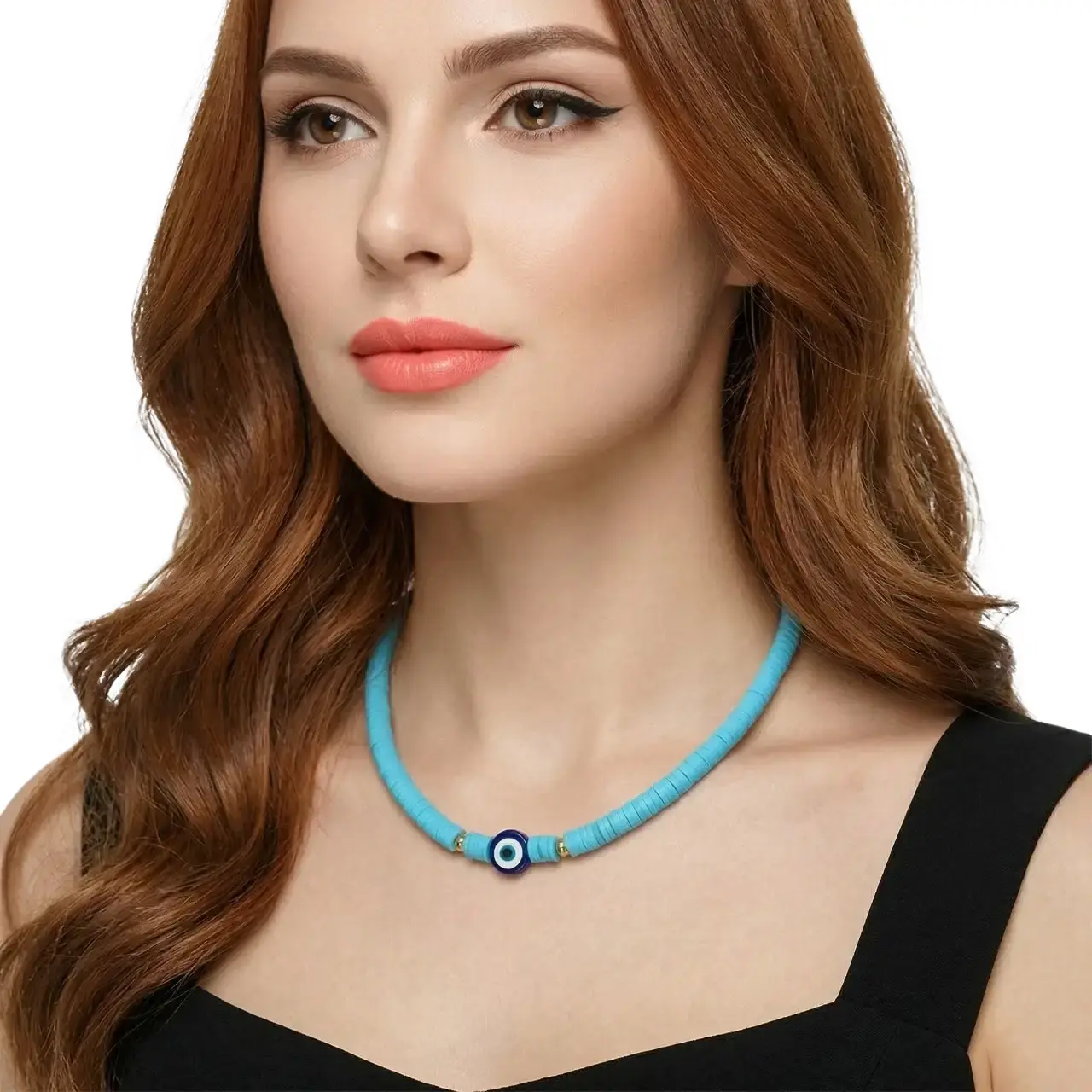 Nazar boncuklu turkuaz fimo choker kolye tasarımının beyaz arka planda mankende yandan yakın çekim pozu.