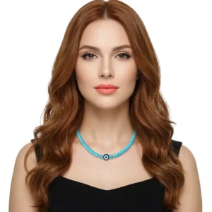 Nazar boncuklu turkuaz fimo choker kolye modelinin beyaz arka planda mankende önden pozu.