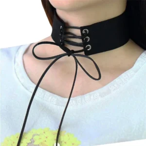 Nubuk kumaş korse stili choker boyunluk tasarımının beyaz fonda manken boynundaki yandan detaylı pozu.