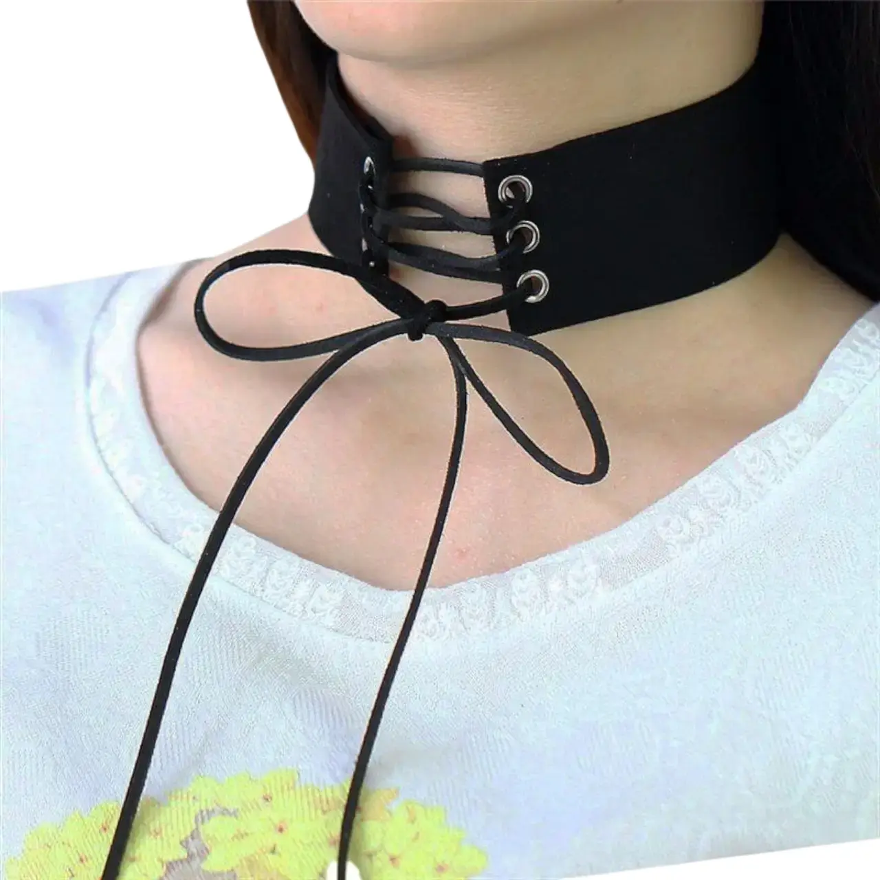 Nubuk kumaş korse stili choker boyunluk tasarımının beyaz fonda manken boynundaki yandan detaylı pozu.