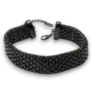 Petek dokulu esnek tasarım choker kolye siyah tasarımının beyaz arka planda manken üzerindeki genel görünümü.