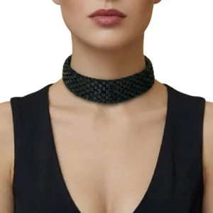Petek dokulu esnek tasarım choker kolye siyah renginin beyaz fonda manken boynunda detaylı yakın çekimi.