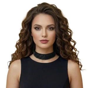 Petek dokulu esnek tasarım choker kolye siyah renk modelinin beyaz arka planda manken üzerinde önden pozu.