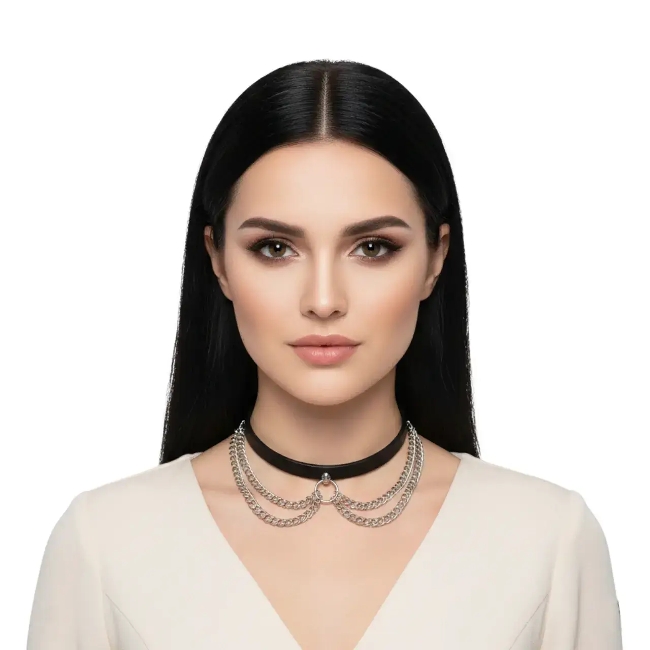 Vintage tarz çift zincirli deri choker gümüş renk modelinin beyaz fonda mankende önden pozu.