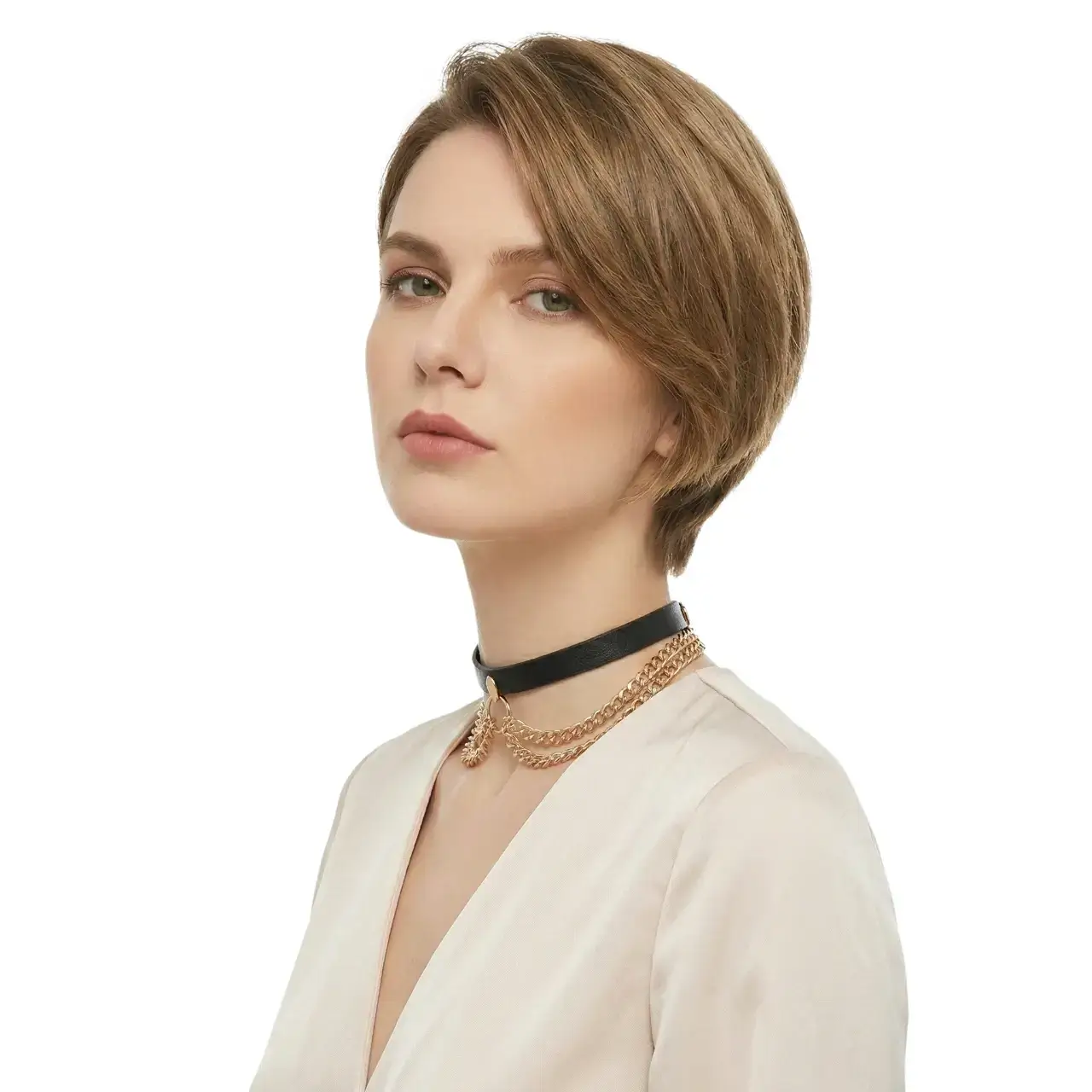 Vintage tarz çift zincirli deri choker gold renk tasarımının beyaz arka planda mankende yandan çekimi.