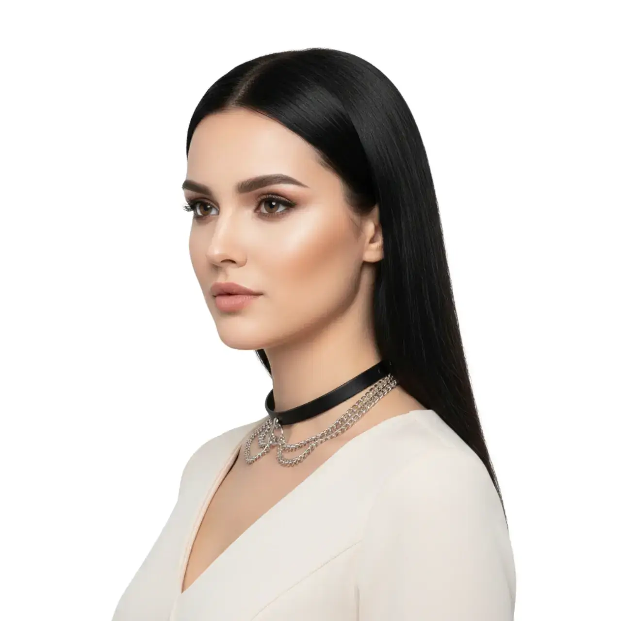Vintage tarz çift zincirli deri choker gümüş renk tasarımının beyaz arka planda mankende yandan çekimi.