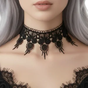 Gotik tarz siyah dantel choker boyunluk tasarımının beyaz fonda manken boynundaki yakın detay pozu.