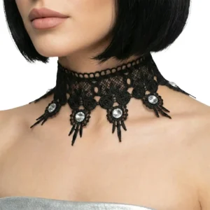 Kristal Taşlı Siyah Dantel Choker Boyunluk detayını gösteren beyaz arka planda mankenin sol yandan pozu.
