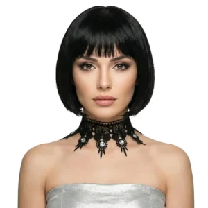 Kristal Taşlı Siyah Dantel Choker Boyunluk modelinin beyaz arka planda manken üzerindeki şık önden pozu.