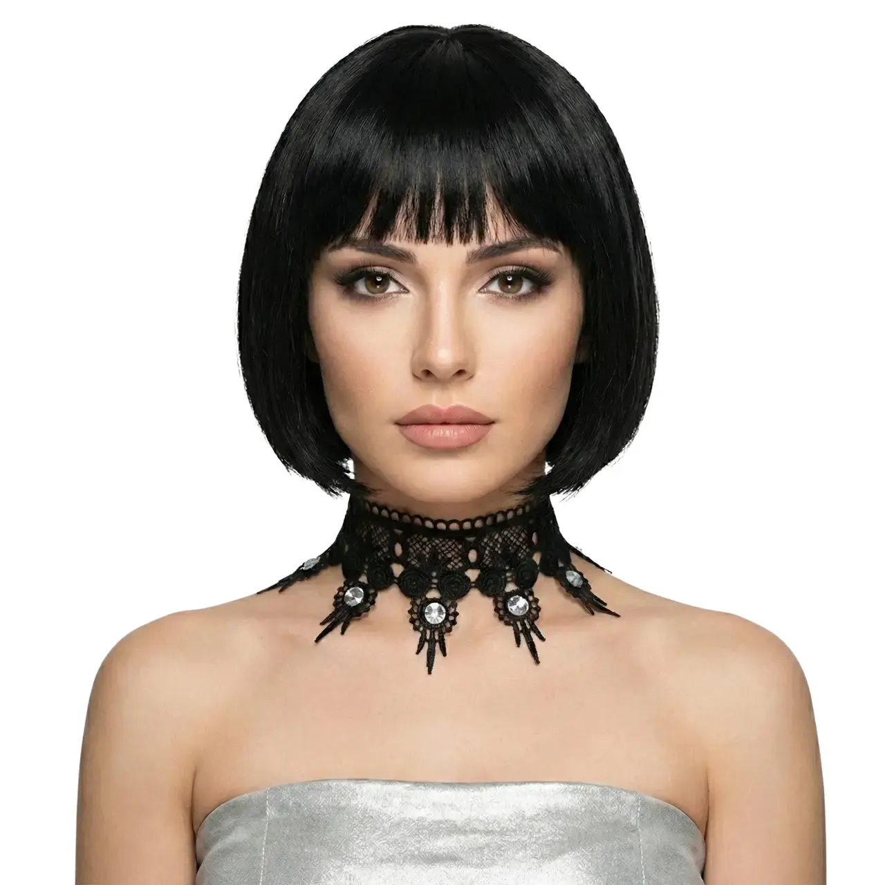 Kristal Taşlı Siyah Dantel Choker Boyunluk modelinin beyaz arka planda manken üzerindeki şık önden pozu.