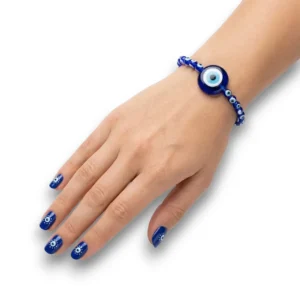 Nazar boncuklu lacivert cam zarif bileklik manken bileğinde