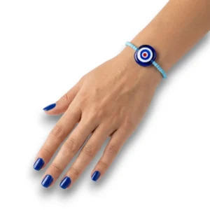 Nazar boncuklu turkuaz cam zarif bileklik manken bileğinde