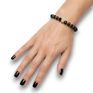 Siyah boncuklu el yapımı zirkon bileklik manken bileğinde