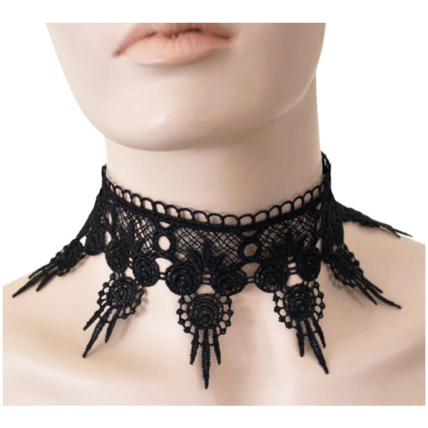 Gotik tarzı kıyafetlerle kombinlenmiş siyah dantel choker kolye görseli