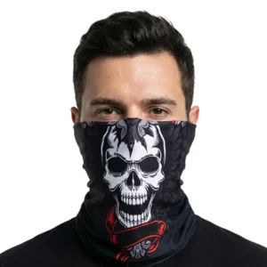 Manken erkek yüzünde tam karşıdan görünüm kurukafa baskılı unisex boyunluk boru bandana TikiTonki