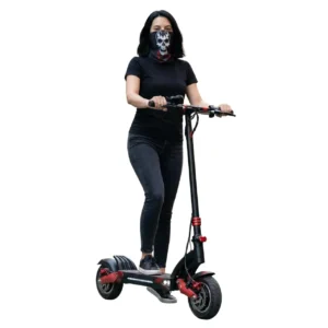 Kurukafa Baskılı Unisex Model Baf Boyunluk scooter kullanan kadın mankende kullanım.