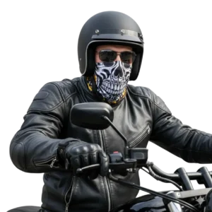 Manken erkek üzerinde kasklı ve gözüne kadar çekili motosiklet üzerinde kurukafa desenli boru bandana unisex boyunluk TikiTonki