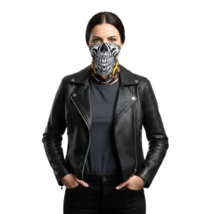 Manken kadın üzerinde deri ceketli ve gözüne kadar çekili ayakta önden kurukafa desenli boru bandana unisex boyunluk TikiTonki