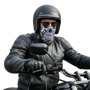 Kurukafa Desenli Unisex Model Baf Boyunluk motosiklet üzerinde yarım yüz poz.