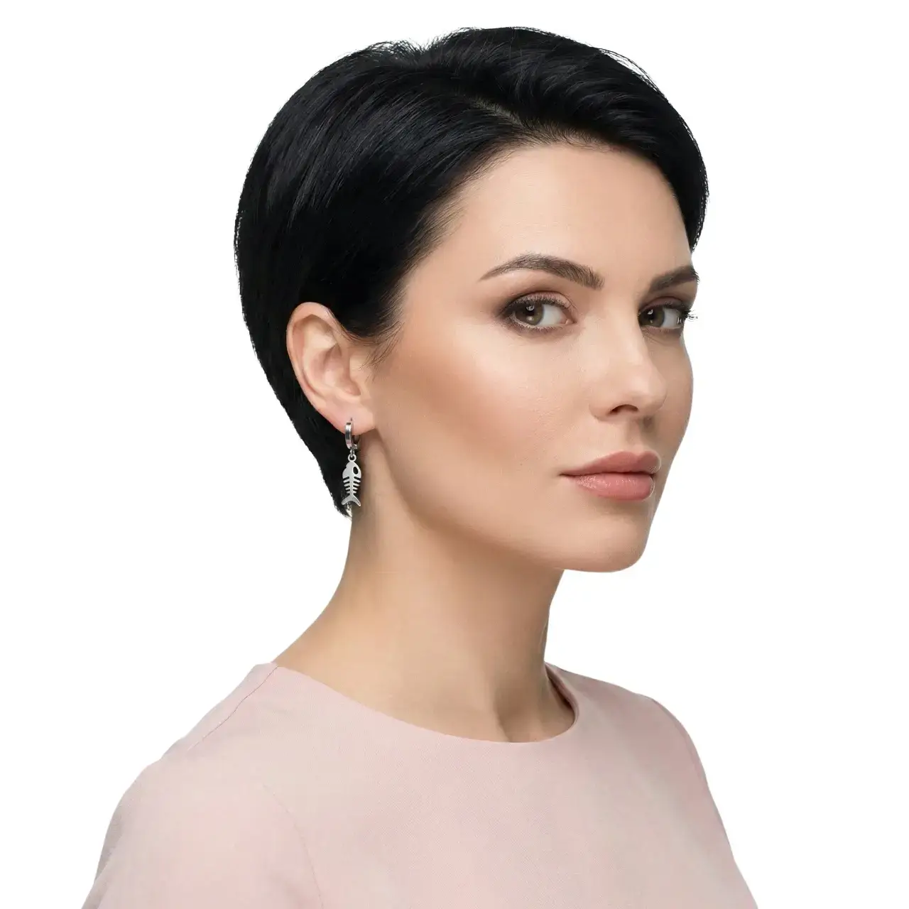 Paslanmaz Çelik Sallantılı Tasarım Piranha Küpe, kadın mankende yandan poz, beyaz fon.