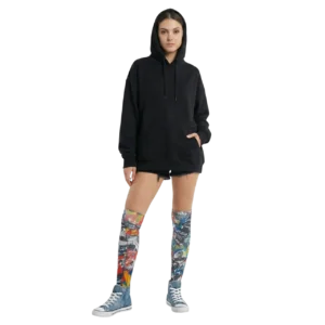 Manken üzerinde sweatshirt ile kullanılan anime desenli sokak stili dizüstü çorap tasarımı TikiTonki