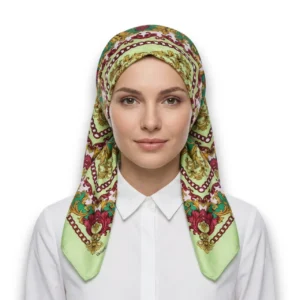 Manken kadın üzerinde bandana tarzı saçta çiçek desenli sarı renk saten eşarp TikiTonki