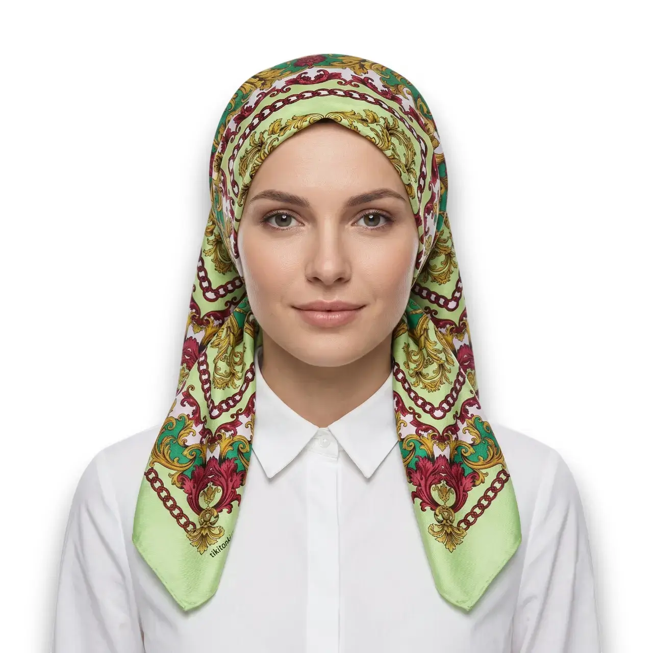 Manken kadın üzerinde bandana tarzı saçta çiçek desenli sarı renk saten eşarp TikiTonki