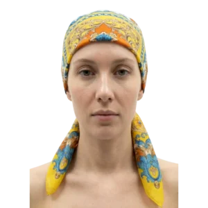 Manken kadın üzerinde bandana tarzı saçta etnik desenli sarı renk saten eşarp TikiTonki