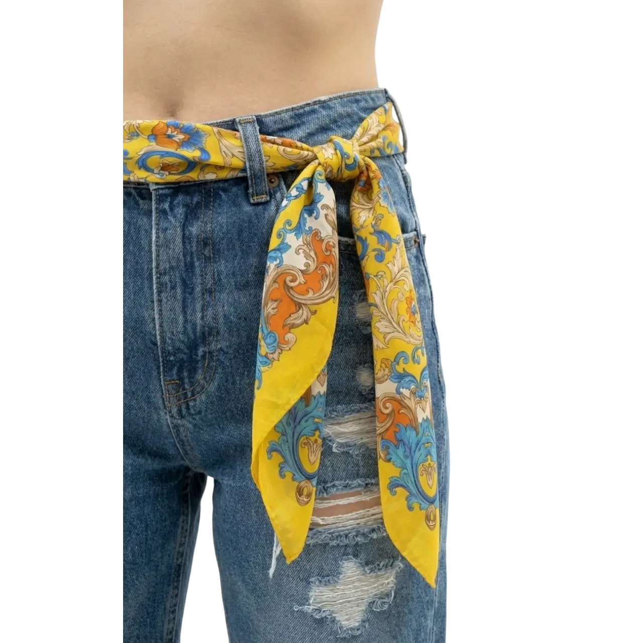 Manken kadın üzerinde kot pantolon kemeri tarzında aksesuar olarak etnik desenli sarı renk saten eşarp TikiTonki