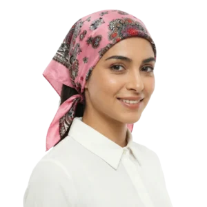 Manken üzerinde hafif yandan görünüm bandana tarzı kullanım kare kesim etnik desenli saten pembe eşarp TikiTonki