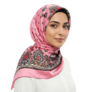 Manken üzerinde yandan görünüm başörtüsü stili kare kesim etnik desenli saten pembe eşarp TikiTonki