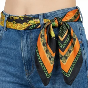 Manken kadın üzerinde jean pantolon kemeri tarzında aksesuar olarak karışık desenli turuncu detaylı saten eşarp TikiTonki