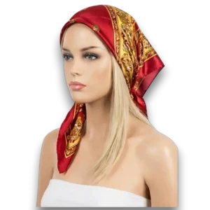 Manken kadın üzerinde bandana stilinde bağlanmış otantik desenli kırmızı renk saten eşarp TikiTonki