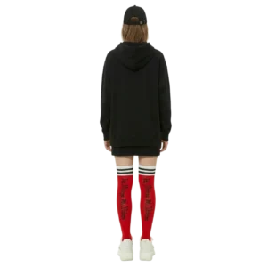 Manken üzerinde oversized sweatshirt ile tamamlanan siyah manşetli kolej stili dizüstü çorap TikiTonki