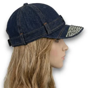 Manken üzerinde profilden bakan pozla taşlı siperlik lacivert kot kumaş snapback şapka TikiTonki