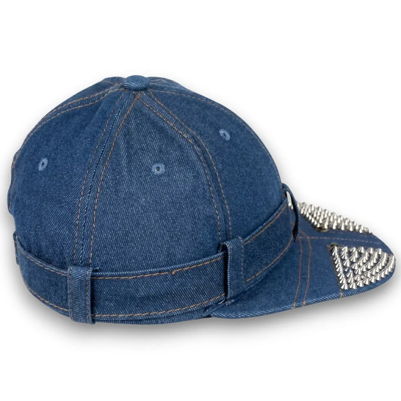 Beyaz arka planda mankensiz profilden çekilmiş taşlı siperlik mavi kot kumaş snapback şapka TikiTonki