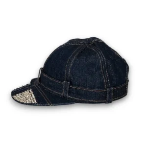 Beyaz arka planda mankensiz profilden çekilmiş taşlı siperlik lacivert kot kumaş snapback şapka TikiTonki