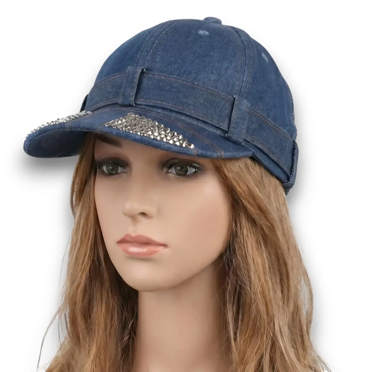 Manken üzerinde tam cepheden poz verilmiş taşlı siperlik mavi kot kumaş snapback şapka TikiTonki