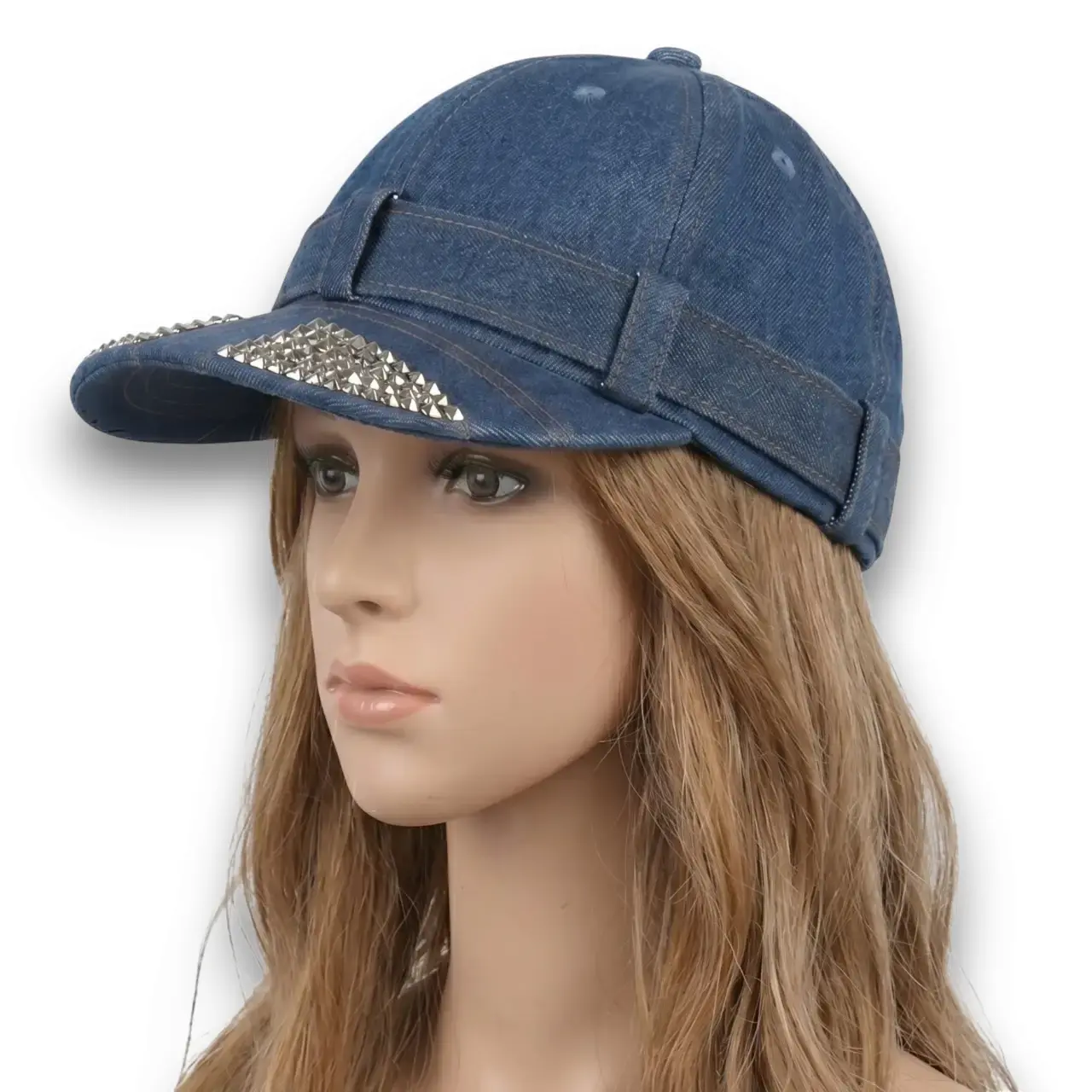 Manken üzerinde sola bakan pozla taşlı siperlik mavi kot kumaş snapback şapka TikiTonki
