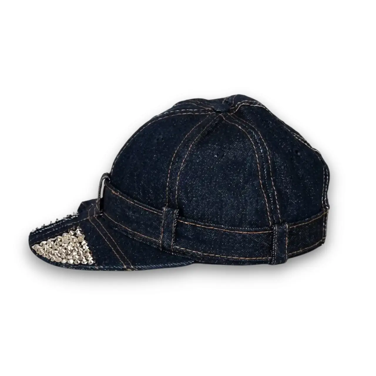 Beyaz arka planda mankensiz profilden çekilmiş taşlı siperlik lacivert kot kumaş snapback şapka TikiTonki