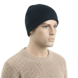 Manken erkek üzerinde hafif yandan çekilmiş unisex model düz siyah casual bere TikiTonki