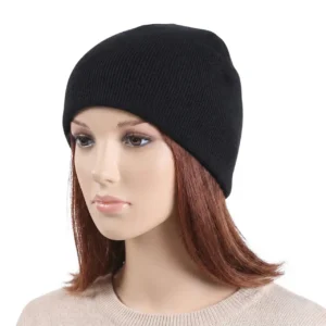 Manken kadın üzerinde sol yandan çekilmiş unisex model düz siyah casual bere TikiTonki