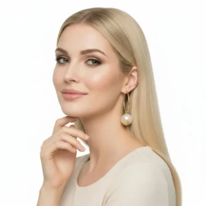 Çiçek Motifli Halka Tasarım İnci Küpe, gold renk, mankende yandan çekim, beyaz fon.