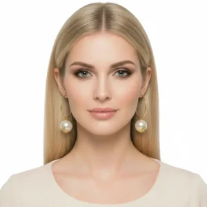 Çiçek Motifli Halka Tasarım İnci Küpe, gold renk, mankende önden çekim, beyaz fon.