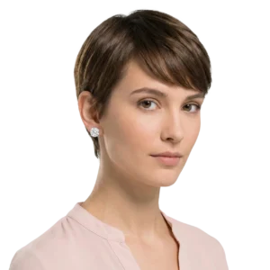 Kristal Taşlı Unisex Tasarım Daire Küpe, mankende hafif yandan görünüm, beyaz fon.