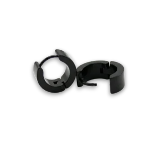 Kurukafa Motifli Mat Siyah Unisex Çelik Küpe, mankensiz klips detay çekimi, beyaz fon.