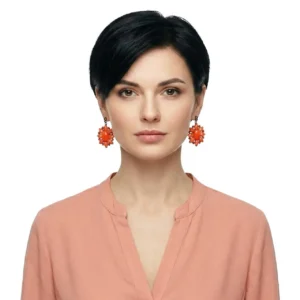 Beyaz arka fonda kadın manken üzerinde önden çekim mercan renk zirkon taşlı retro küpe TikiTonki