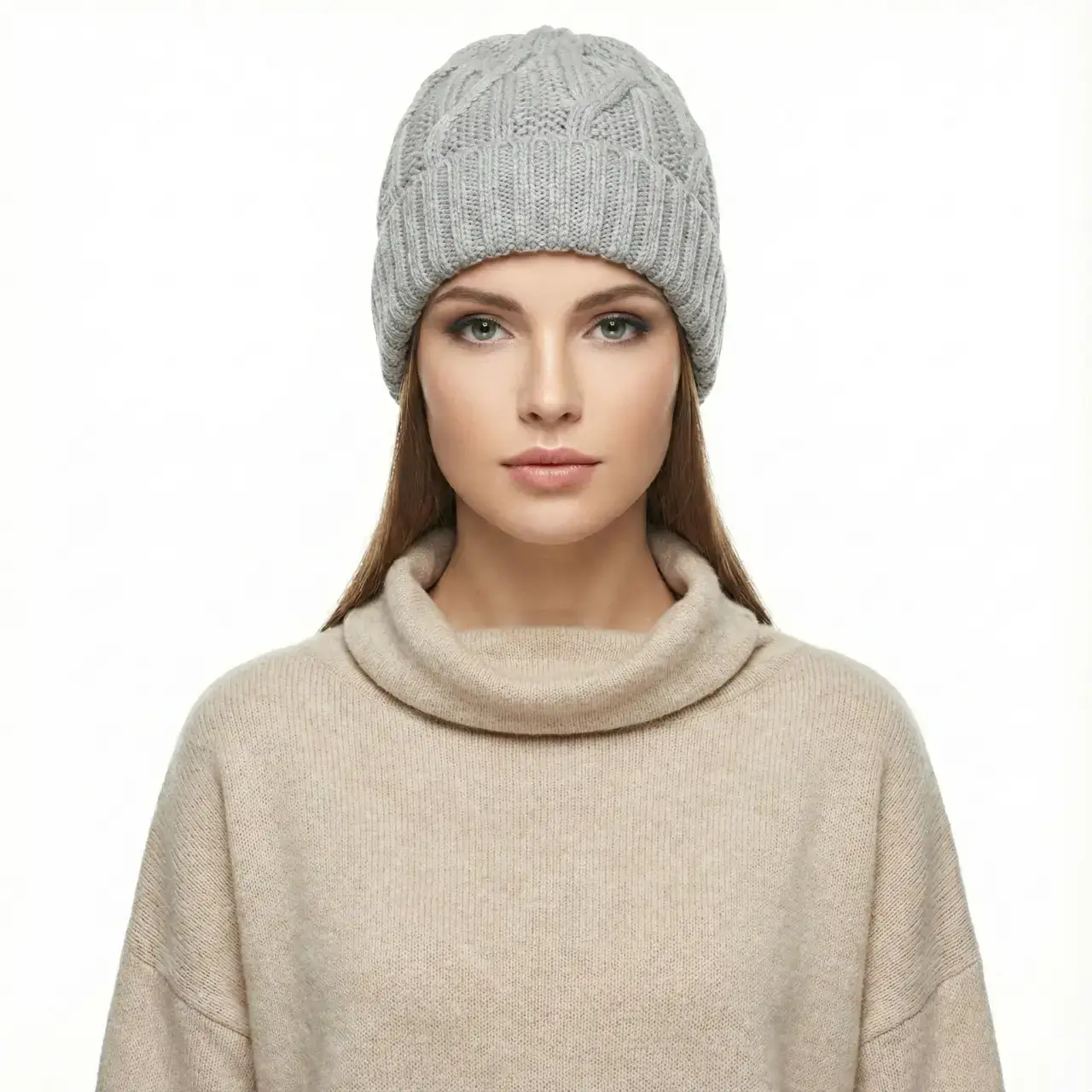 Manken kadın üzerinde önden çekilmiş gri casual bere kadın şapka minimalist tasarım TikiTonki